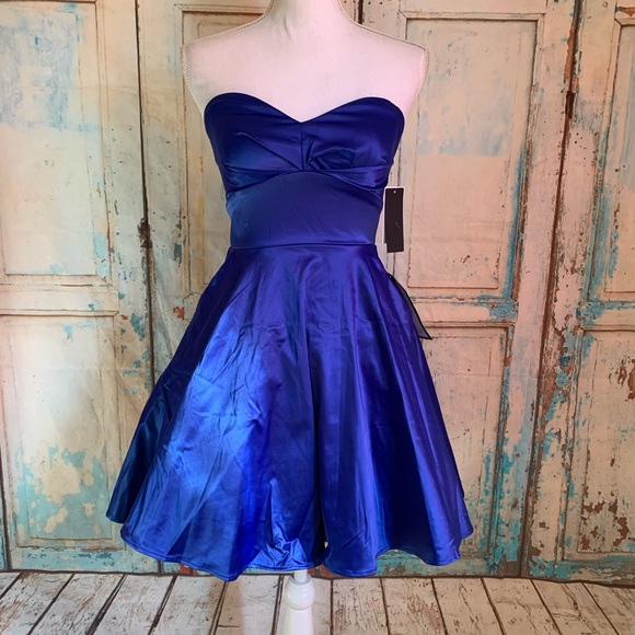 City Studio Dresses & Skirts - Sweetheart neckline cocktail dress with pockets